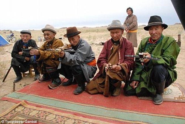 Người Mông Cổ giữ những mảnh xương của vật nuôi để sử dụng trong các nghi lễ tôn giáo, hoặc chơi các trò chơi truyền thống như trò bắn xương khớp chân cừu theo đội.