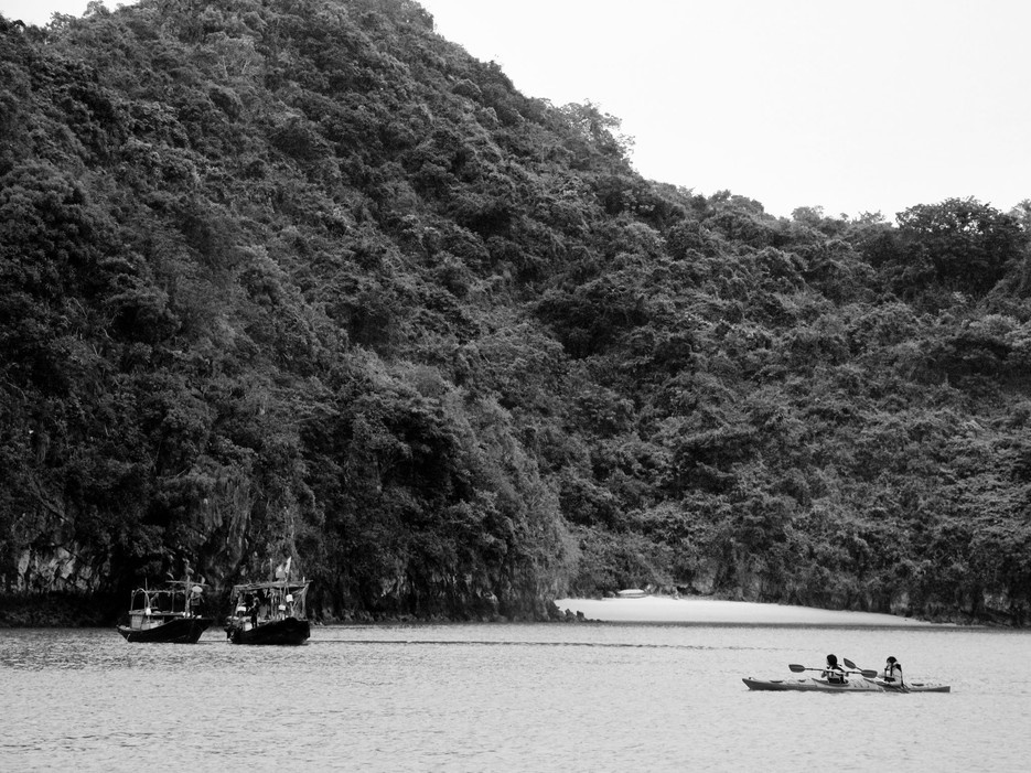 Chèo thuyền trong vịnh, đến gần những thuyền đánh cá, cảm giác như đây là tàn tích của thị trấn nổi một thời.