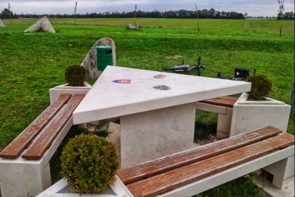 Chiếc bàn này là điểm giao giữa 3 nước: Áo, Slovakia, Hungary.