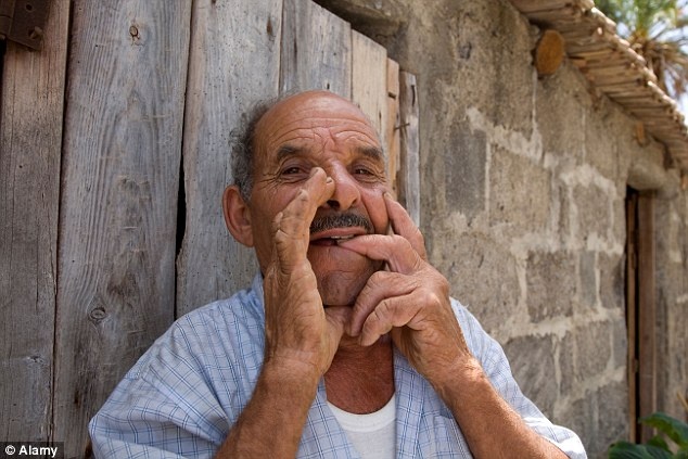 Ngôn ngữ “huýt sáo” duy nhất trên thế giới ở đảo La Gomera với 20.000 cư dân sử dụng. Người dân có các điệu huýt sáo khác nhau, 2 loại thay cho 5 nguyên âm trong tiếng Tây Ban Nha, còn 4 loại thay cho các loại phụ âm. Sự khác nhau phụ thuộc vào âm điệu hoặc độ ngắn dài.