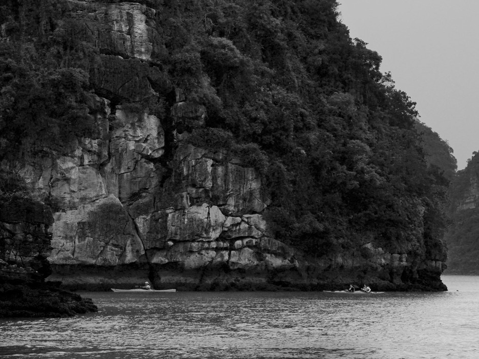 Hãy chạm tay lên những vách núi đá vôi, di tích có tuổi thọ tới 20 triệu năm.