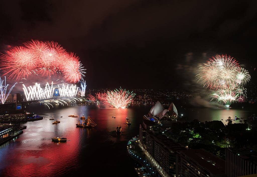 Sydney: Đây là một trong những nơi đầu tiên đón năm mới trên thế giới. Người Úc đón năm 2015 đúng 11 tiếng đồng hồ trước Anh, với hơn 50 tàu tham gia cùng màn pháo hoa nổi tiếng bắn từ cầu Harbour và nhà hát con sò.