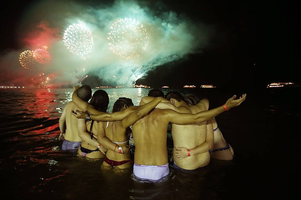 Rio de Janeiro: Các hoạt động diễn ra vào ngày 31/12 là sự kiện lớn thứ 2 trong năm tại Rio, thu hút 2 triệu du khách, chỉ sau lễ hội Carnival. Du khách sẽ đến Copacabana thưởng thức nhạc sống tưng bừng trước khi chứng kiến màn pháo hoa ngoạn mục lúc giao thừa.