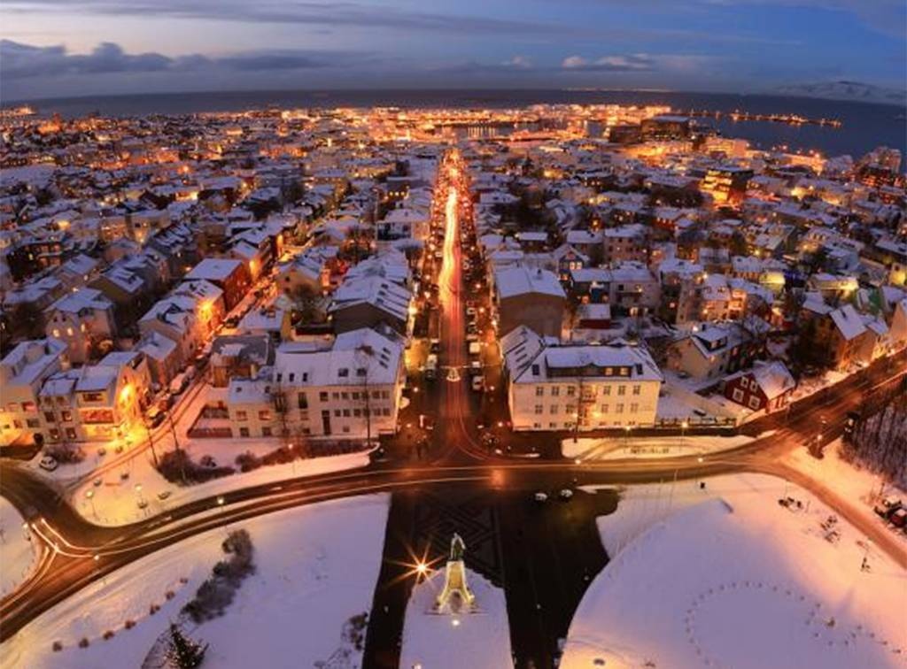 Reykjavik: Thủ đô của Iceland không chỉ tưng bừng với pháo hoa, mà người dân còn bắn pháo sáng khắp nơi trong thành phố.