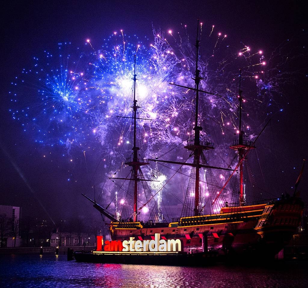 Amsterdam: Pháo hoa được bắn ngay trước bảo tàng hàng hải quốc gia và con tàu The Amsterdam.