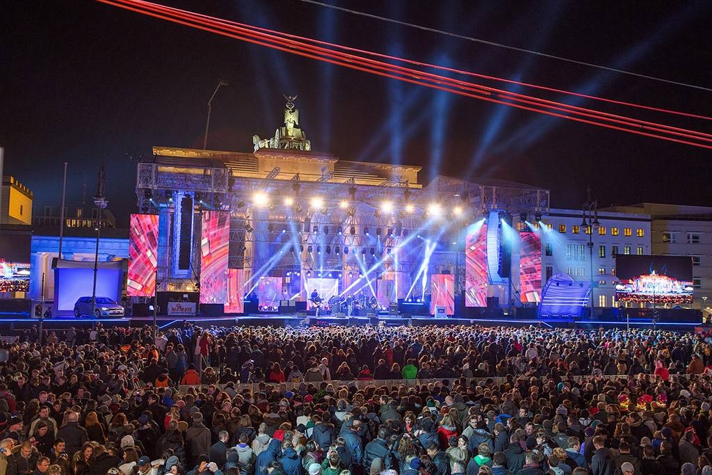 Berlin: Trung tâm thủ đô Berlin là một trong những bữa tiệc đường phố lớn nhất châu Âu, với hàng triệu người tham gia. Địa điểm tổ chức là giữa Brandenburg Gate và Victory Column, du khách có thể nhảy múa tưng bừng trên nền nhạc sống cho tới sáng.