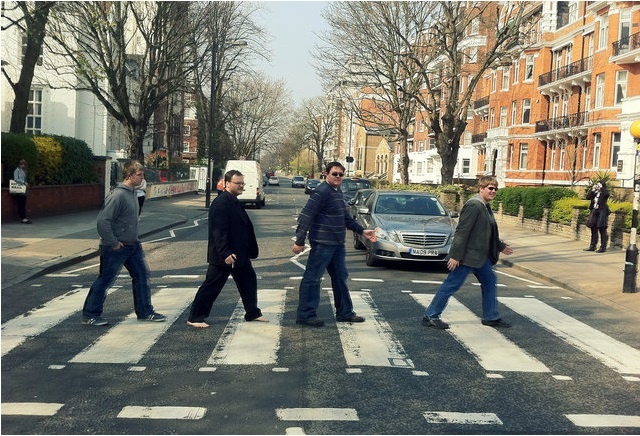 Chặn xe để chụp ảnh: Bìa album Abbey Road của ban nhạc huyền thoại The Beatles là nguồn cảm hứng cho rất nhiều du khách đến đường Abbey bắt chước hình ảnh nhóm nhạc đang băng qua đường. Hành động này làm cản trở giao thông trên con phố, thậm chí vài du khách suýt bị xe buýt 2 tầng tông phải.