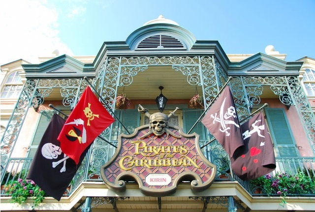 Mất ngón tay vì nghịch dại: Khi tham gia trò chơi Cướp biển Caribbe ở Disney World, Florida hồi tháng 7, một du khách Anh ngoài 50 tuổi đã bị mất 2 đầu ngón tay vì trót thò tay ra ngoài con tàu. Du khách này tự nhận hoàn toàn trách nhiệm về tai nạn của chính mình.