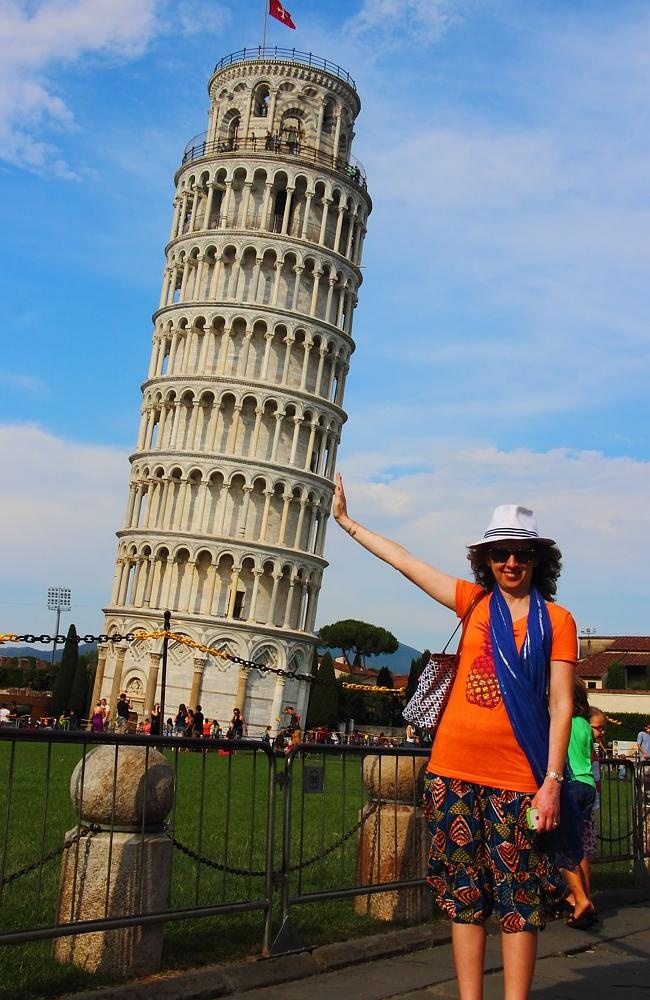 Dùng tay đỡ tháp nghiêng Pisa, đây không phải người đầu tiên phát minh ra kiểu chụp này. Ảnh: Averain