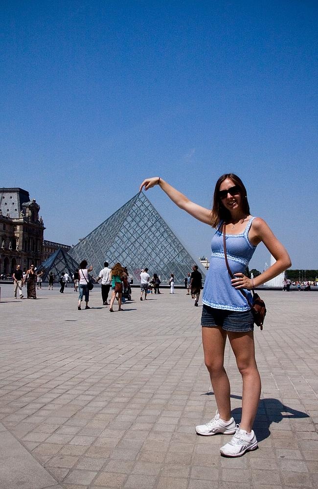 Chạm tay vào chóp viện bảo tàng Louvre. Ảnh:  Flickr