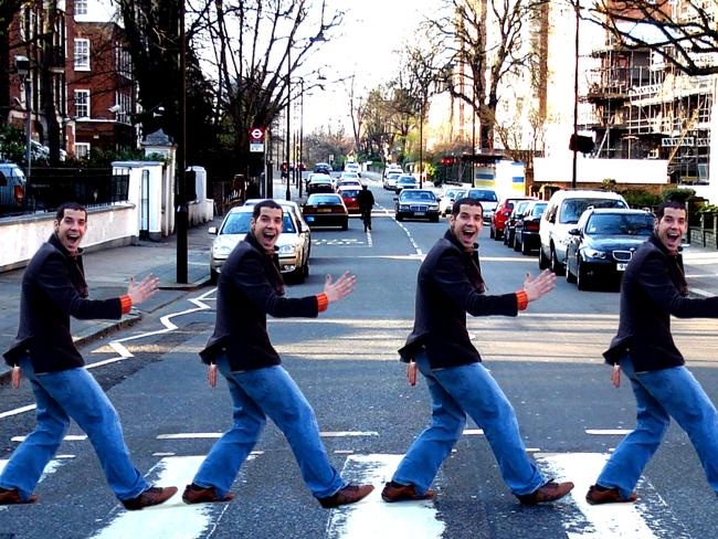 Bắt chước cảnh qua đường của ban nhạc Beatles ở phố Abbey, London. Ảnh: Flickr