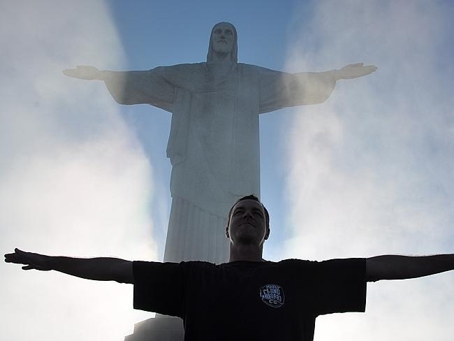 Tạo dáng giống tượng Chúa cứu thế. Ảnh: Flickr