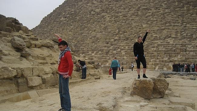 Tư thế tạo dáng chụp ảnh gây khó chịu của các du khách.