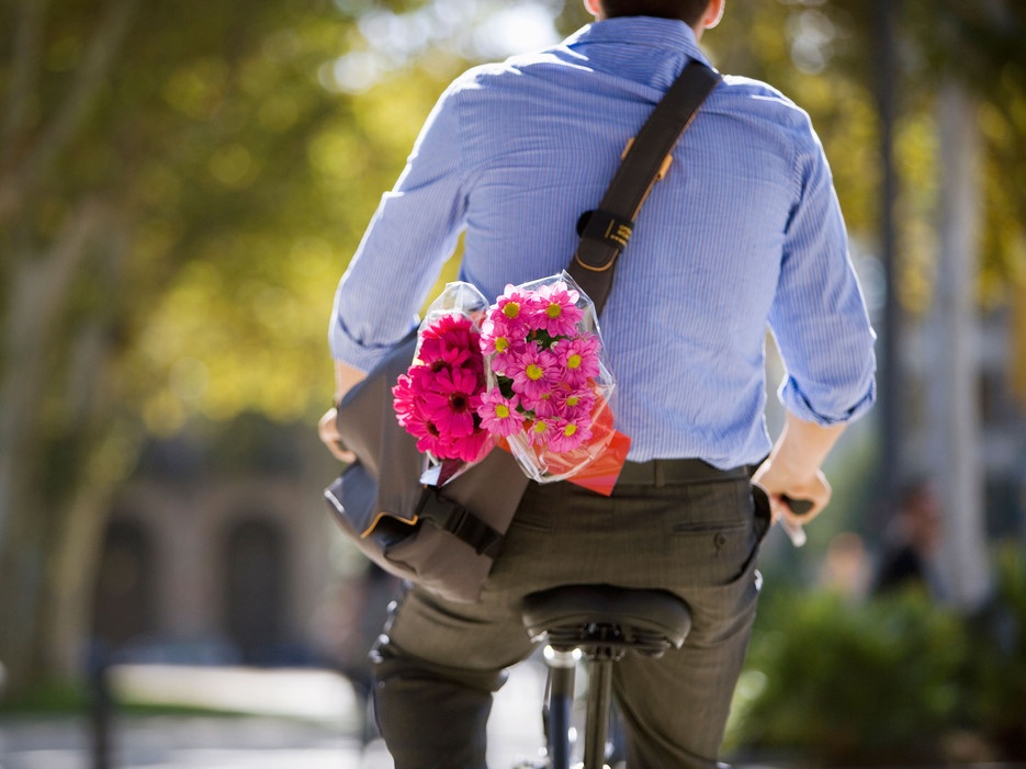 Nhật Bản: “Senbetsu” là một truyền thống tặng quà cho một người chuẩn bị đi du lịch hoặc đi xa ở Nhật. Đây cũng là một món quà tạm biệt để tặng nhau khi ai đó chuẩn bị chuyển nhà hoặc nghỉ việc. Hành động này có ý nghĩa rằng những chặng đường tiếp theo sẽ khó khăn, nên sự giúp đỡ hoặc những lời chúc được gửi gắm vào những bó hoa, món quà là biểu hiện của lòng tốt của mọi người dành cho nhau.