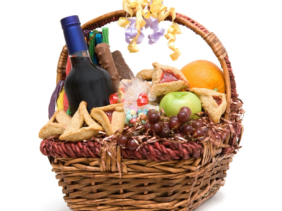 Israel: Trong lễ hội Purim tưởng nhớ đến sự kiện người dân Do Thái thoát khỏi họa hủy diệt dưới thời đế chế Ba Tư vào thế kỷ thứ 4 trước công nguyên, người ta có truyền thống tặng đồ ăn cho người nghèo, được gọi là Mishloach Manot. Các giỏ quà này thường gồm ít nhất 2 loại đồ ăn sẵn như rượu, bánh kẹo, đặc biệt là những chiếc bánh ngọt hình tam giác có tên gọi hamantaschen… để đảm bảo ai cũng có đồ ăn thức uống trong suốt lễ hội.