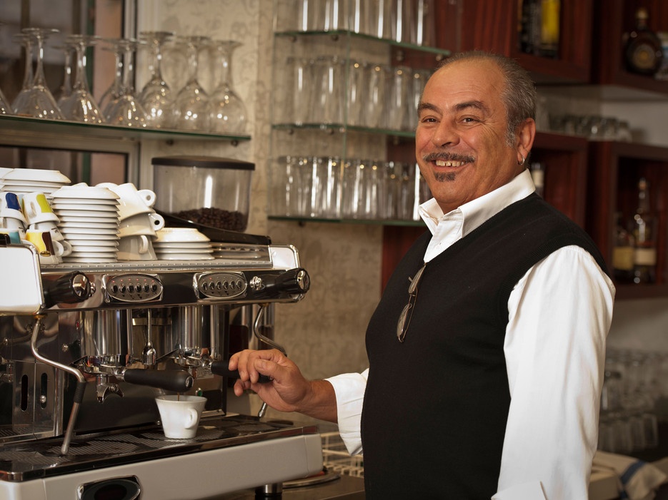 Italy: Ở Naples có truyền thống “caffe sospeso” - uống 1 trả tiền 2. Những người có tiền vào quán gọi một ly cà phê, nhưng trả tiền cho 2 ly để một ai đó sau này muốn uống cà phê mà không có tiền thì vẫn có thể uống miễn phí cho ly được thanh toán. Người cho và người nhận không bao giờ gặp mặt nhau, nhưng họ đều cảm thấy vui lòng vì hành động này, đặc biệt khi cà phê được coi là đồ uống thiết yếu trong thành phố. Trong khủng hoảng nợ ở châu Âu vài năm trước, ý tưởng này không những lan ra khắp Italia mà còn cả ở các nước châu Âu khác.