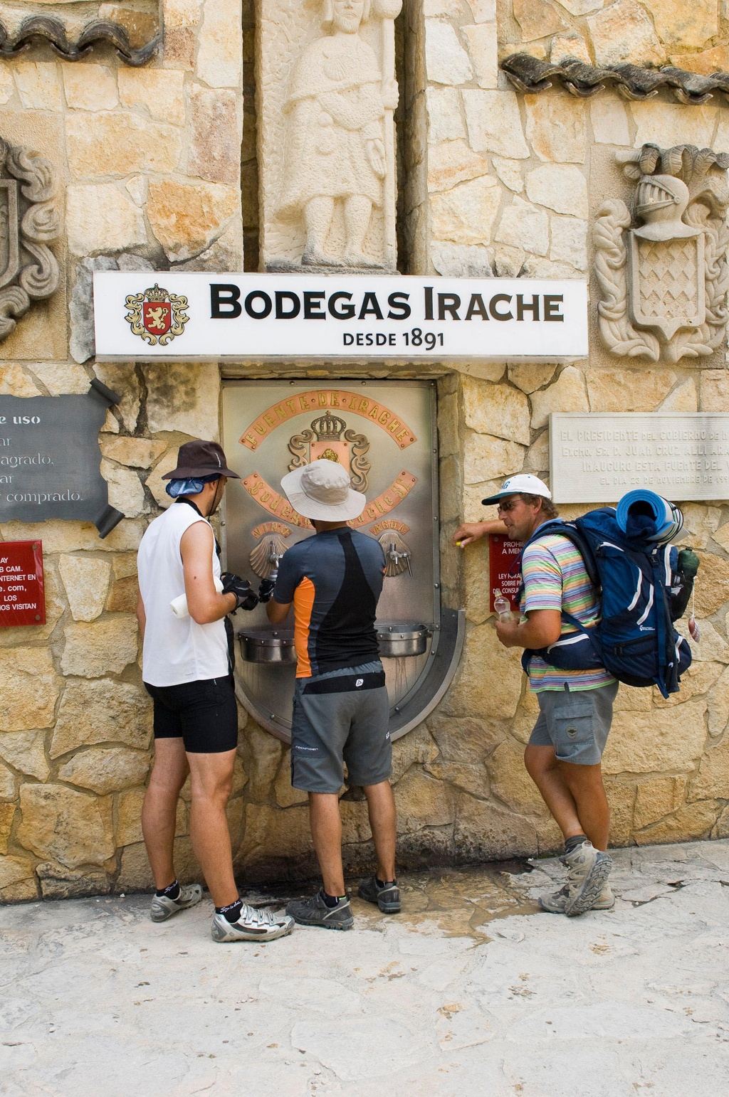 Tây Ban Nha: Những người khách bộ hành dọc theo theo đường Camino de Santiago dài hơn 800 km ở Tây Ban Nha được gọi là người hành hương, đây là một truyền thống tôn giáo nổi tiếng. Dọc con đường này, người dân thể hiện nghĩa cử với người hành hương bằng cách cho ở nhờ hoặc ở với giá thấp, cung cấp nước sạch miễn phí, thậm chí tặng rượu.