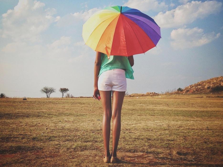 Nam Phi: Ubuntu là triết lý nổi tiếng ở Nam Phi, Malawi và Zimbabwe, với ý nghĩa là người ta trở nên nhân văn hơn khi đối xử tử tế với người khác. Với triết lý này, người dân thường chào đón các du khách một cách rất hào phóng. Tại buổi tưởng niệm tổng thống Nelson Mandela, tổng thống Mỹ Barack Obama dùng từ “Ubuntu” để mô tả cuộc đời nhà lãnh đạo tài ba này, với sự bao dung, nhân hậu và tình yêu dành cho mọi người, thậm chí đối với những người từng tệ bạc với ông. Bắt đầu được biết đến từ giữa thế kỷ 19, khái niệm Ubuntu tiếp tục phát triển và lan rộng khắp châu Phi và trên toàn thế giới.