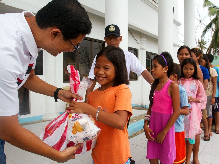 Philippines: Từ “tulong” trong tiếng Philippines mang ý nghĩa giúp đỡ người khác khi cần, với nhiều hình thức khác nhau, từ việc chia sẻ đồ ăn, tiền bạc đến chia sẻ chỗ ở. Truyền thống này bắt nguồn từ việc các thành viên trong gia đình giúp đỡ nhau, rồi lan rộng ra việc giúp đỡ người ngoài. Ngoài ra Philippines còn có từ “tulong-aral”, nghĩa là giúp đỡ đặc biệt về giáo dục. Minh chứng rõ nhất của truyền thống “tulong” là trong những đợt thiên tai, bão lũ, động đất hoành hành đất nước nghìn đảo này.