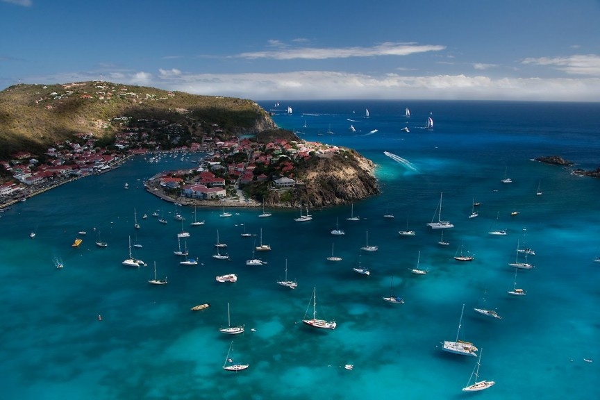 St. Barts: Biển Caribbe luôn là điểm đến ưa thích của du khách xứ lạnh. Các hòn đảo như St. Barthelemy hay St. Barts nổi tiếng với những rặng san hô tuyệt đẹp, cùng văn hóa và ẩm thực Pháp đặc trưng. Các sao như Beyonce, Mariah Carey và Uma Thurman từng được bắt gặp trên hòn đảo này.