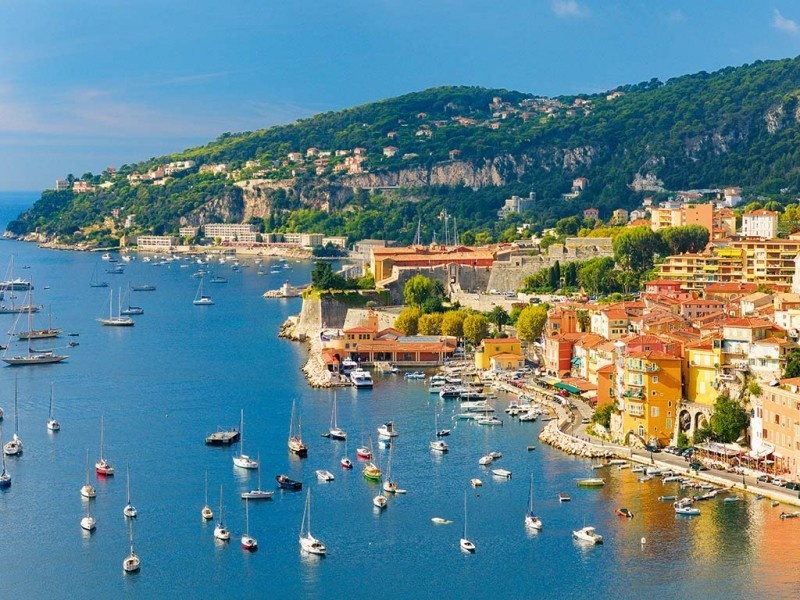 The French Riviera:  Cote d’Azur nổi tiếng là nơi giàu có, xa hoa phù phiếm và cũng là bối cảnh của nhiều bộ phim. Đây là nơi đầy rẫy xe siêu sang như Ferraris và Lamborghinis lượn lờ trên các đường phố, còn các quý cô sành điệu với các loại túi xách hiệu Birkin hay Chanel. Liên hoan phim Cannes năm nào cũng được tổ chức ở đây, cũng là dịp để các sao thuê những du thuyền đắt đỏ để du ngoạn.  Cote d’Azur là địa điểm yêu thích của công nương Diana và các con trai, Catherine Zeta-Jones, Victoria Beckham, và Tom Cruise.