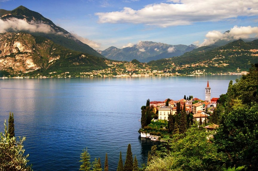 Lake Como, Italy: Đây là điểm du lịch nổi tiếng nhất ở châu Âu với khung cảnh vô cùng ngoạn mục cùng đời sống tự nhiên hoang dã, là nơi lý tưởng để chèo thuyền và lướt sóng. Những khu biệt thự lộng lẫy nằm dọc bờ Como có từ thời La Mã, với những khu vườn, những đài phun nước và những bức tượng tuyệt đẹp. Các sao như Madonna, George Clooney, Sylvester Stallone từng sở hữu một biệt thự ở đây.