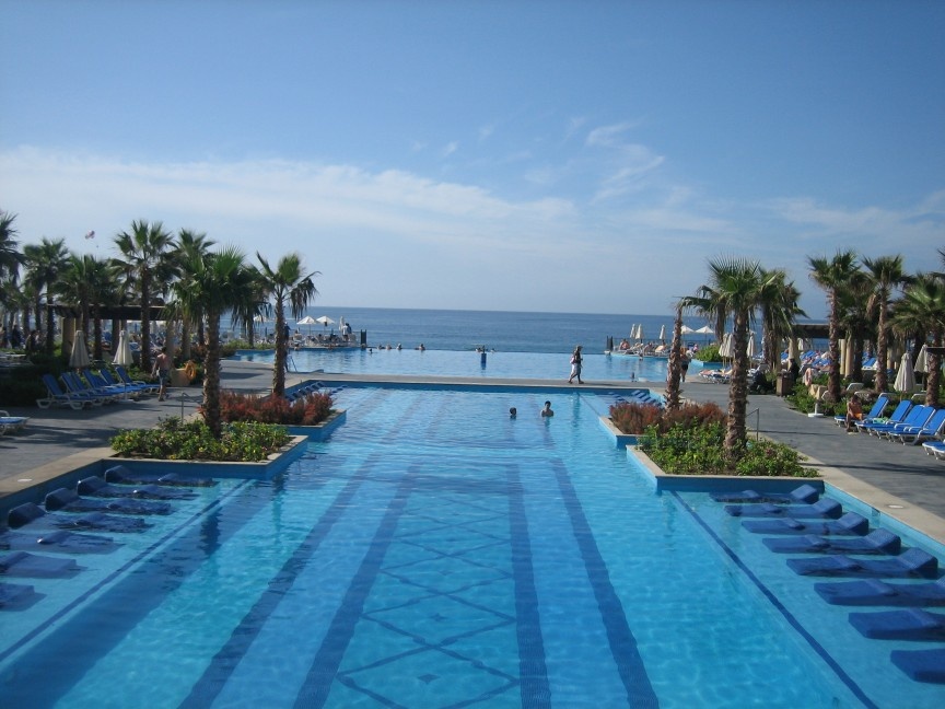  Cabo San Lucas, Mexico: Mất 2 giờ bay từ Los Angeles, Cabo San Lucas là điểm “lánh đời” của nhiều ngôi sao trên thế giới. Nằm ở điểm cực nam của bang Mexico, Cabo nổi tiếng với những bãi biển đẹp, những nơi lặn biển tuyệt vời, cùng các resort, spa cao cấp. Do thời tiết ổn định và nắng ấm quanh năm, các sao như Jennifer Aniston cách tuần lại bay đến đây một lần, trước kia cùng chồng cũ Brad Pitt và thường xuyên nhất là với cô bạn diễn Courteney Cox trong series phim Friends.