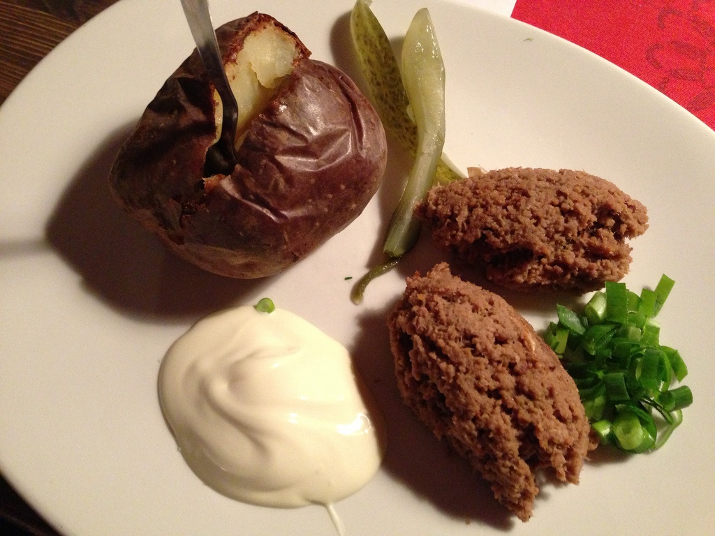 10. Helsinki, Phần Lan: Các món nổi tiếng ở đây có khẩu phần nhỏ, bao gồm thịt bò cuộn bắp cải hay cá muối. Bạn có thể tìm thấy các món ăn ngon khắp các chợ trong thành phố. Khi màn đêm Baltic ụp xuống, hãy thưởng thức một đĩa vorschmack với thịt băm trộn cá muối, ăn kèm khoai tây nhé! (Ảnh: Flickr)