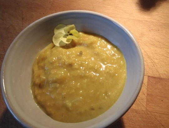 6. Yorkshire, Anh: Năm 2011, Bradford của Yorkshire được mệnh danh là “thủ đô món cà ri ở Anh”. Karrachi’s là một trong những quán lâu đời nhất trong thị trấn, nổi tiếng với món dhal. Món này nghe có vẻ không phải đặc trưng của Anh, nhưng cà ri lại là một trong những món được ưa thích nhất ở nước này. (Ảnh: goumetbritain)