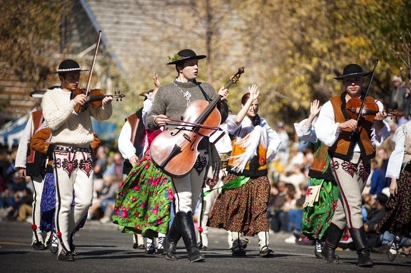 Tháp tùng những chú cừu béo tròn là những chiếc xe, những vũ công và người tham gia trong hội chợ Folklife.