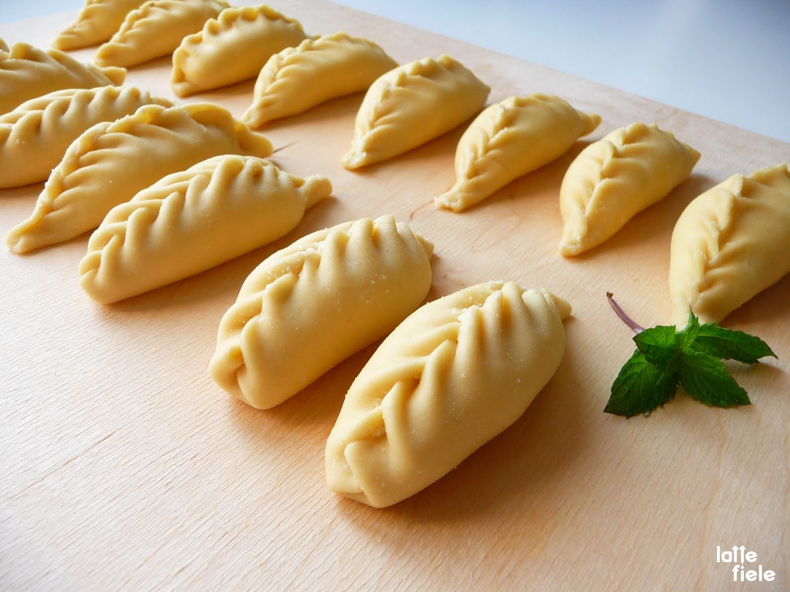 7. Sardinia: Hòn đảo Địa Trung Hải có nền ẩm thực đặc trưng của Ý. Nổi tiếng hơn cả là món bánh gối culurgiones nhân khoai tây, phomat, hành và tỏi. Nếu bạn hảo đồ ngọt, bạn có thể chọn torrone, ăn giống nougat nhưng làm bằng mật ong mà không phải đường. (Ảnh: zetaboard)