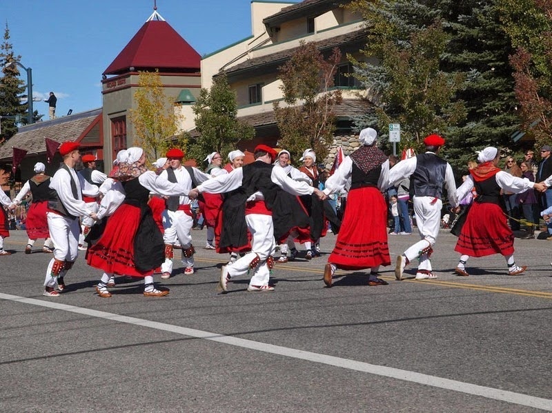 Ngoài cuộc diễu hành của những chú cừu, lễ hội còn có rất nhiều hoạt động như thi chó chăn cừu, hội chợ Folklife, các lớp học nấu món thịt cừu, các buổi nếm thịt cừu, lớp học chụp ảnh cừu, các buổi học về cừu, hay các điệu nhảy truyền thống.