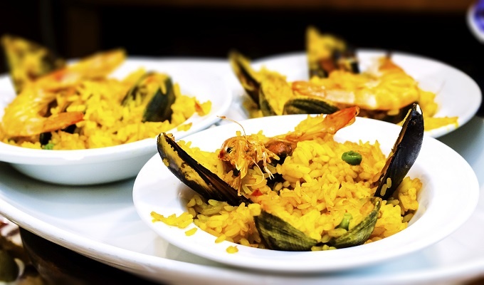 8. The Basque Country, Tây Ban Nha: Bạn có thể tìm thấy rất nhiều nhà hàng ở vùng Basque có tên trong top 10, hoặc cuốn hướng dẫn những món ăn ngon nhất. Thức ăn của xứ Basque rất được ưa chuộng. Nhưng món khai vị pintxos mới chính là món ăn nổi tiếng nhất của xứ này. Món pintxos rất đa dạng, từ đơn giản như sò áp chảo và ớt đỏ nhồi với cá tuyết muối đến pintxos đặc biệt được làm công phu từ cá tuyết muối hun khói, gan ngỗng (foie gras) và ớt đỏ với đậu tương và dầu giấm ngọt dịu. 