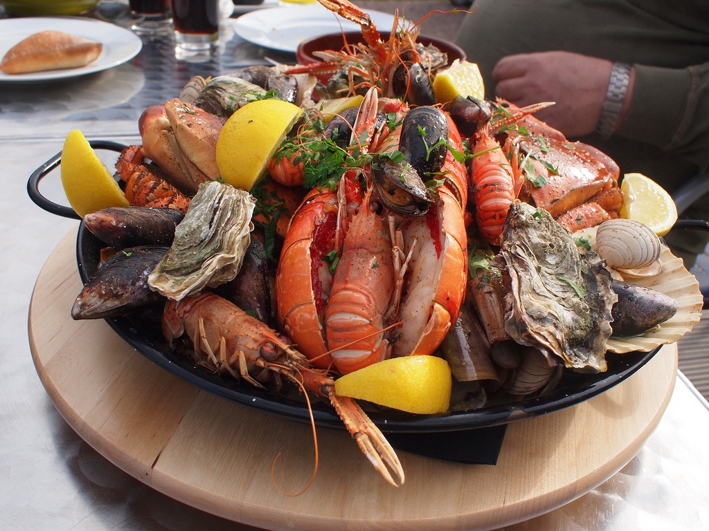 9. Cape Town, Nam Phi: Đây là nơi lý tưởng cho những người mê rượu nho thượng hạng. Không có kỳ nghỉ ở thủ đô Nam Phi nào hoàn hảo mà không có màn thưởng thức hải sản dọc bờ biển với món tôm hùm và cá biển tươi rói mà không phải trả giá của khách sạn 5 sao. (Ảnh: flighthunter)