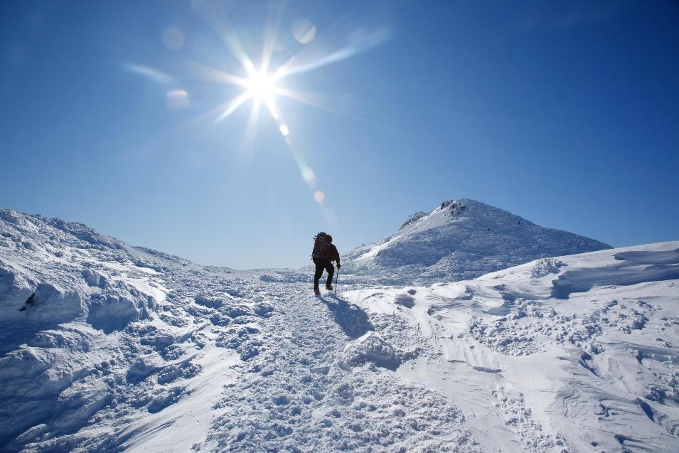 Đỉnh Washington, New Hampshire: Một đỉnh nhỏ của núi Washington ở hạt Coos dù không nổi tiếng nguy hiểm như các ngọn núi khác trên thế giới, song đây là nơi thời tiết luôn thay đổi bất thình lình, với những cơn bão kèm mưa đá vào mùa hè, những trận cuồng phong từng lấy đi 138 mạng người năm 1849. Nhiệt độ trung bình trong năm là -2,7 độ C, có lúc xuống tới -45,5 độ C. Sức gió mạnh nhất lên tới 371 km/h.