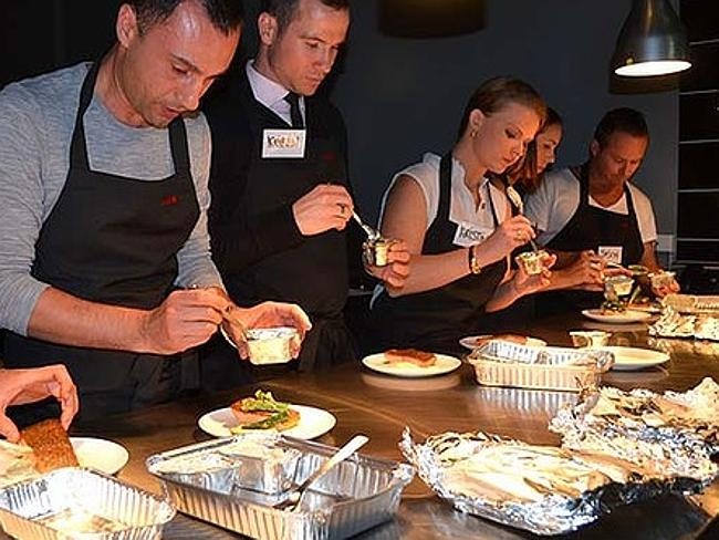 Kỹ năng làm đầu bếp (Hãng Virgin Australia): Phi hành đoàn hạng thương gia của hãng hàng không Virgin Australia được đầu bếp nổi tiếng Luke Mangan trực tiếp huấn luyện cách nấu, trình bày và trang trí món ăn. Hãng còn làm riêng một căn bếp theo mô hình bếp trên máy bay để đầu bếp Luke giảng dạy cho học viên. Khóa học khắt khe này là để đảm bảo chất lượng đồ ăn do hãng thay đổi thực đơn 50 lần trong một năm.