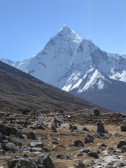 Đỉnh Everest, Nepal: Năm ngoái, thời tiết khắc nghiệt đến nỗi đã cướp đi sinh mạng của 19 người gồm cả người leo núi và công nhân làm việc trên núi. Thời tiết bất thường cùng băng tan là những hiểm họa gây chết người nhiều nhất. Thêm vào đó, hồ Imja được tạo thành do sông băng tan cũng là nguyên nhân của lũ lụt. Những cột băng tuyết treo lơ lửng ở West Shoulder làm cho đoạn đường này trở nên khó khăn hơn những năm trước. Các công ty lữ hành phát giá trong năm 2015 cũng cao hơn nhiều do chi phí xin giấy phép tăng cùng với tỷ lệ bảo hiểm tính mạng tăng theo. Các công ty của Nepal như Asian Trekking và High Altitude Dreams hiện chào giá leo núi trong mùa xuân lên tới 25.000 – <abbr class=
