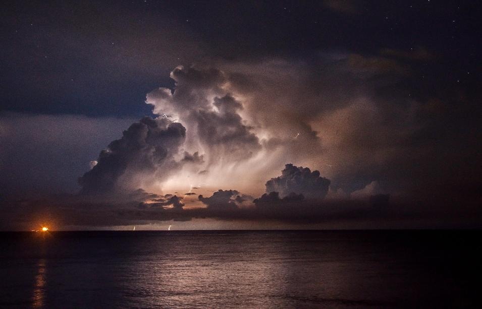 Venezuela: Đây là quê hương của ngọn thác Angel Falls cao nhất thế giới. Với dãy Andes ở phía tây bắc, rừng Amazon ở phía nam, những hòn đảo Caribbe ở bờ biển phía bắc và thảo nguyên bao la ở miền trung, Venezuela là nơi lý tưởng cho các cuộc hành trình. Tuy nhiên, vào tháng 6/2014, Mỹ đã cảnh báo du khách đến đất nước này vì tình trạng tội phạm, đặc biệt tỷ lệ bắt cóc, giết người rất cao ở các khu đô thị lớn. Dòng sông Catatumbo còn giữ kỷ lục là nơi bị sét đánh nhiều nhất trên thế giới.