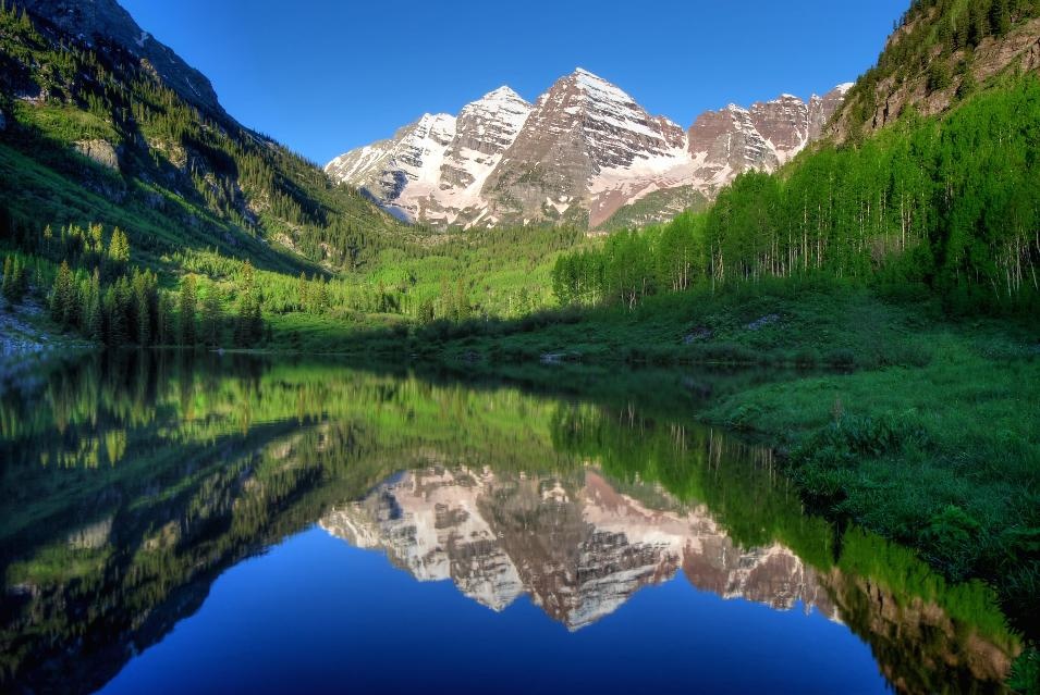 Maroon Bells, Colorado: Tháng 10/2014, hai người đàn ông ngã xuống một con mương ở phía bắc Maroon, một người bị chết và một người bị thương nặng. Cũng trong tháng đó, một bà mẹ và cô con gái phải gọi trực thăng cứu hộ từ thác băng vì bị lạc đường. Tháng 11, 3 sinh viên cũng phải gọi cứu hộ vì lạc đường. Nơi đây nổi tiếng với bão tuyết và mưa lớn, với những sườn núi dựng đứng và dễ lở