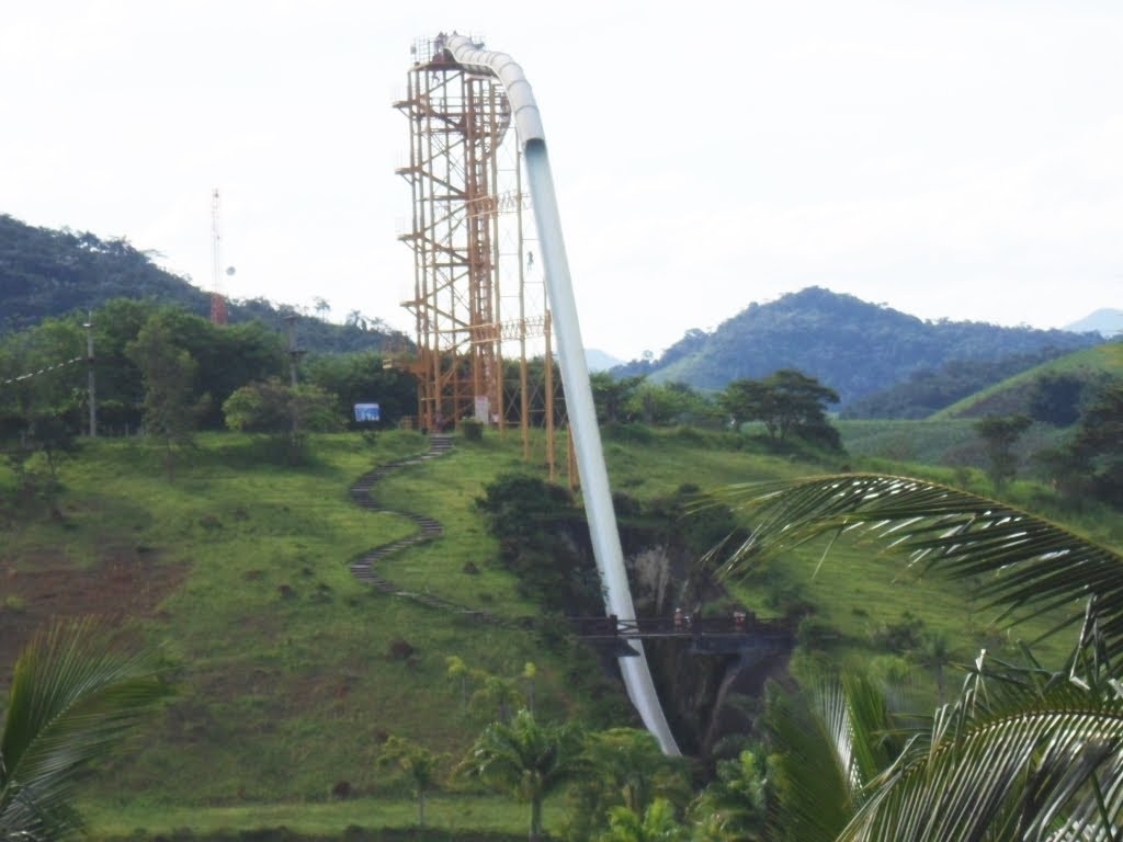 Kilimanjaro, Brazil: Máng trượt này nằm trong câu lạc bộ Aguas Quentes Country Club ở Barra Do Pirai, Brazil, với độ cao 50 m, cao thứ hai trên thế giới, với vận tốc lên tới 96,5 km/h. Để có được độ cao này, Kilimanjaro được xây dựng từ một sườn đồi để giữ được an toàn. Trước khi máng trượt Verruckt ra đời, đây là máng trượt có tốc độ cao nhất trên thế giới.