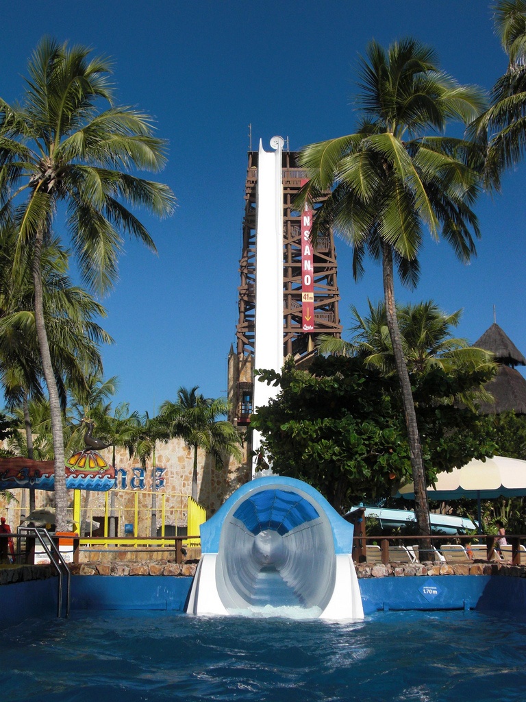 Insano, Brazil: Máng trượt cao 41 m, vận tốc lên tới 104,6 km/h và chỉ mất 4 giây để hoàn thành đường trượt theo phương dựng đứng.