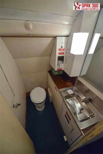 Buồng vệ sinh trên máy bay.