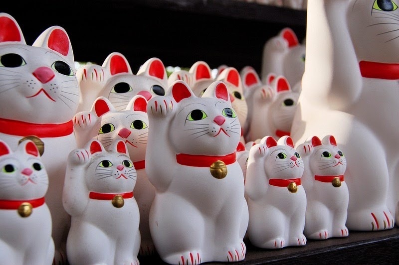 Chú mèo có biệt danh Maneki Neko, là biểu tượng may mắn và mang lại tiền bạc cho gia chủ. Thường được làm bằng sứ hoạc nhựa, mèo Maneki Neko giơ một cánh tay lên vẫy. 