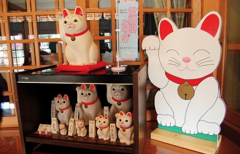 Hình ảnh chú mèo vẫy tay trở nên rất quen thuộc và có thể bắt gặp ở ngay lối vào của nhiều cửa hàng, quán ăn ở Nhật Bản. 