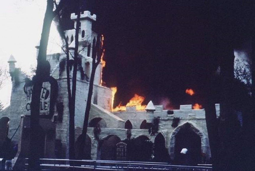 Lâu đài ma ám, Six Flags Great Adventure, Jackson Township, New Jersey, Mỹ: Ngày 11/5/1984, một thảm họa xảy ra trong sự kiện mang tên Carrie khi một lâu đài bất ngờ bùng cháy. Sức nóng của hỏa hoạn lên tới 2000 độ C, làm chảy cả những bức tường bằng thép. Hầu hết mọi người trong tòa lâu đài chay thoát, nhưng có 8 trẻ vị thành niên không tìm được đường ra và chết cháy trong đó. Công viên giải trí này bị khởi kiện vì thiếu các thiết bị an toàn phòng chống cháy nổ.
