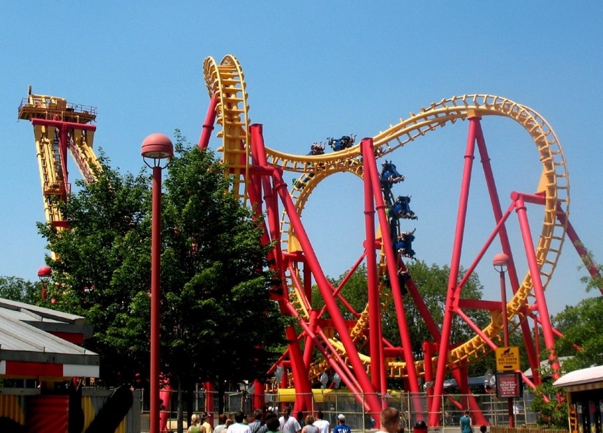 Công viên Kings Island tại Mason, bang Ohio, Mỹ: Công viên này bị đồn có “ma ám” sau sự kiện đau thương ngày 9/6/1991. Một tai nạn khiến một chàng thanh niên rơi xuống hồ. Bạn anh, William Haithcoat 20 tuổi và Darrel Robertson, một nhân viên của công viên, cố gắng nhảu xuống cứu. Nhưng cả ba sau đó bị điện giật, khiến Haithcoat và Robertson thiệt mạng còn chàng trai nọ thoát chết. Một giờ sau đó, Candy Taylor, 32 tuổi, ngã nhào từ tàu lượn Flight Commander và chết ngay tại chỗ. Năm 2002, một tập phim Ghost Hunters của kênh SyFy được quay tại công viên này, người ta đồn rằng có nhìn thấy một bóng ma nữ mặc váy xanh ở đây.
