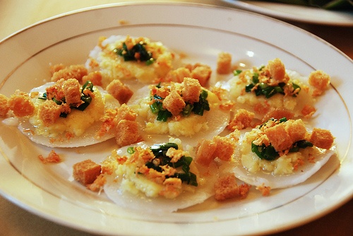  Bánh bèo: Món bánh này có thể tìm thấy ở bất cứ đâu quanh Hội An, đặc biệt là vùng ven phố Hội như Cẩm Châu, Cẩm Nam. Bánh bèo được để trong các chén nhỏ, bên trên có tôm thịt, ăn với nước mắm bỏ ớt rất ngon. (Ảnh: Flickr)