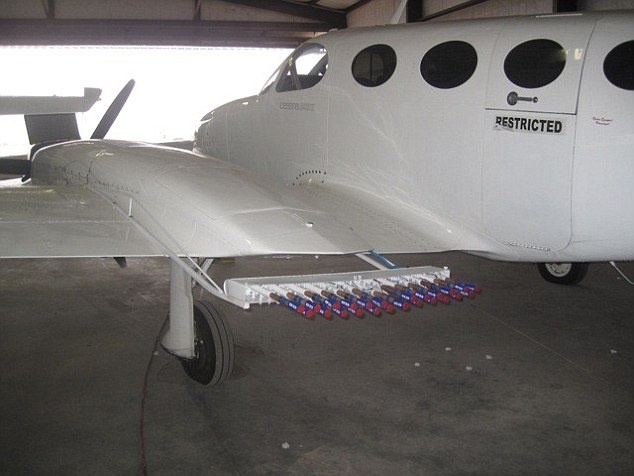 Daily Mail cho biết, dịch vụ do công ty du lịch Oliver’s Travel cung cấp, với kỹ thuật bắn mây được sử dụng rộng rãi ở Trung Quốc. Kỹ thuật này dùng tên lửa từ mặt đất hoặc máy bay bắn hóa chất lên những đám mây, khiến các giọt nước ngưng tụ và rơi xuống thành mưa trước ngày trọng đại.