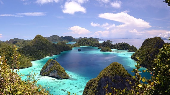 Raja Ampat, Indonesia: Raja Ampat là quần đảo gồm hơn 1.500 hòn đảo nhỏ nằm ở phía tây tỉnh Papua, Indonesia với 4 hòn đảo chính là Misool, Salawati, Batanta và Waigeo. Nhiều hòn đảo ở đây còn rất hoang sơ, không có người ở, nhưng hệ sinh thái biển vô cùng phong phú khiến Raja Ampat được mệnh danh là “Amazon trong lòng đại dương”. Chèo thuyền trên làn nước trong veo, lặn biển xem hàng ngàn các loại cá đầy màu sắc, đi bộ xuyên rừng và ngắm các thác nước, thưởng thức một bữa tối lãng mạn bên bờ biển khi hoàng hôn buông xuống, còn gì lý tưởng hơn thế?