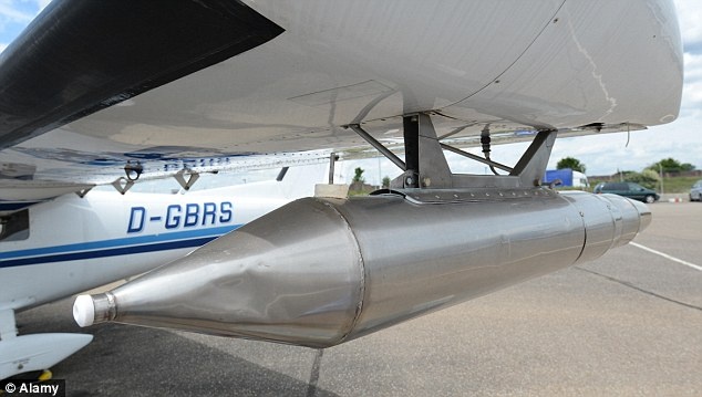 Kỹ thuật bắn mây thường được sử dụng trên khắp thế giới để ngăn chặn tình trạng sương mù ở các sân bay, mưa đá ở các thành phố, hoặc làm mưa tuyết ở các khu trượt tuyết. Tuy nhiên, kỹ thuật này chỉ có tác dụng với những đám mây cỡ nhỏ và vừa. Ngoài ra, việc sử dụng bạc iodide gây nên những quan ngại về môi trường.